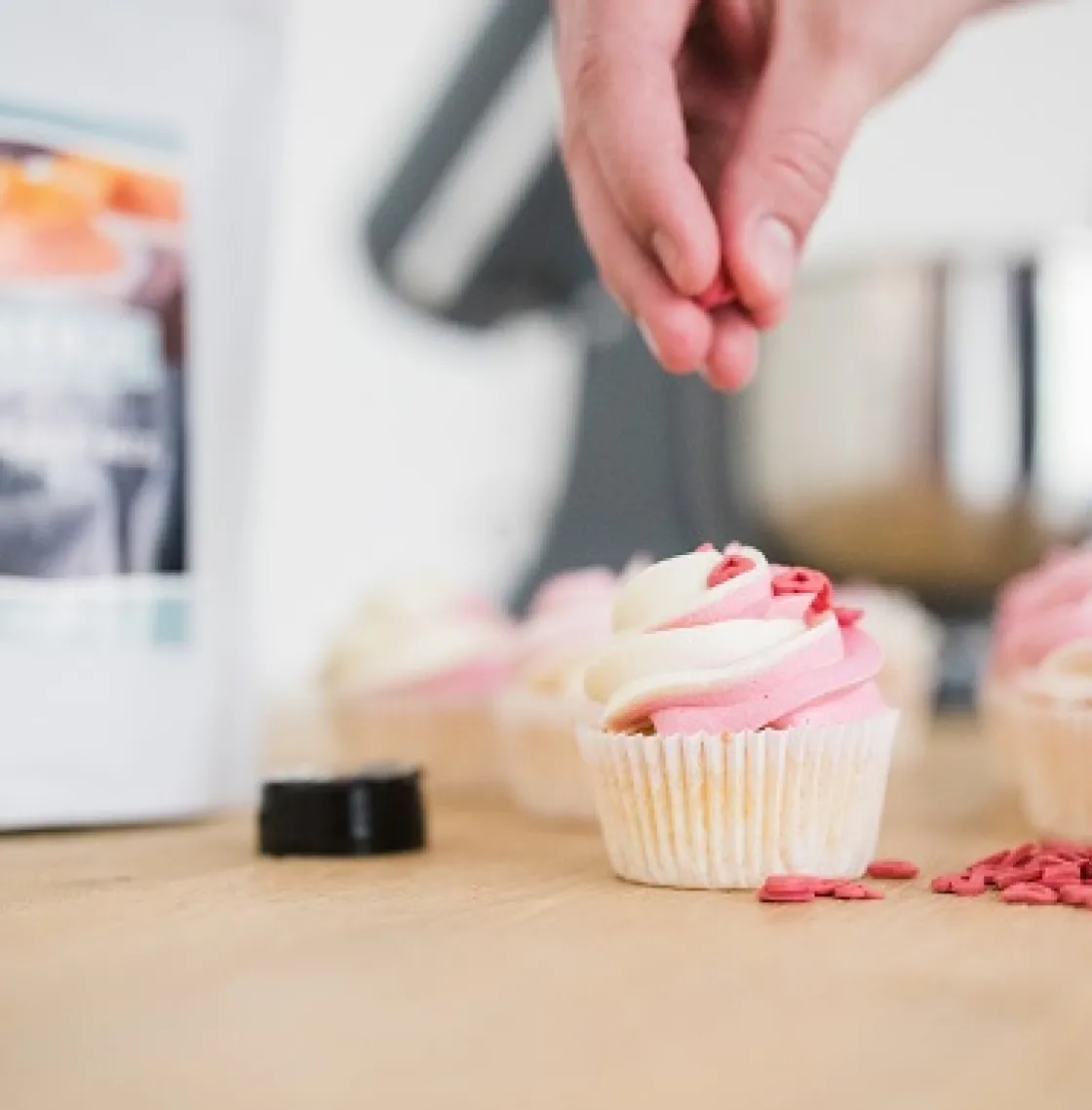 BrandNewCake Confetti Open Hartjes Rood 1500gr.* Ijsdips|Eetbare Strooisels